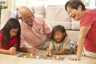Grandparents_grandkids_playing_board_game